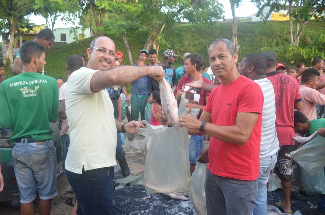 Camacã: Prefeitura faz entrega de quase 20 mil kg de  peixe a população carente e garante a alimentação da Semana Santa
